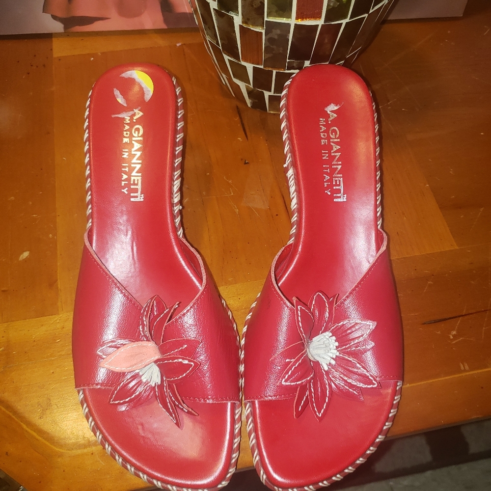 Red sandle with flower - Picture 2 of 2